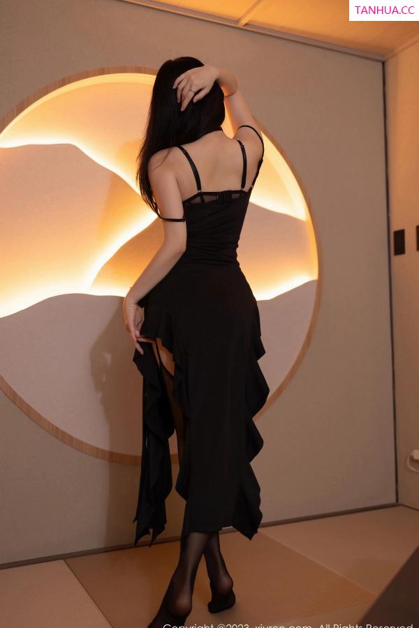 鱼子酱fish  [XiuRen]高清写真图 2023.09.28 No.7460 鱼子酱Fish 黑丝美腿第32张图片